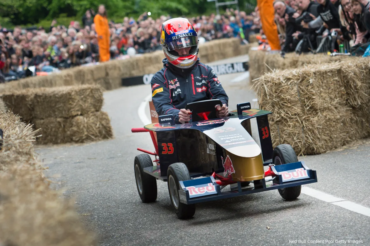 F1 Kijktip | Verstappen doet mee aan ludieke race en racet van berg af