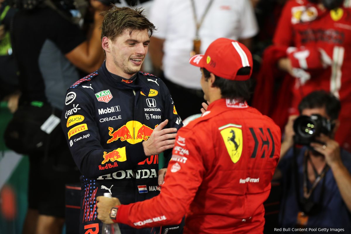 Sainz ziet Verstappen als snelle en agressieve coureur: 'Hij heeft geen zwakke punten'