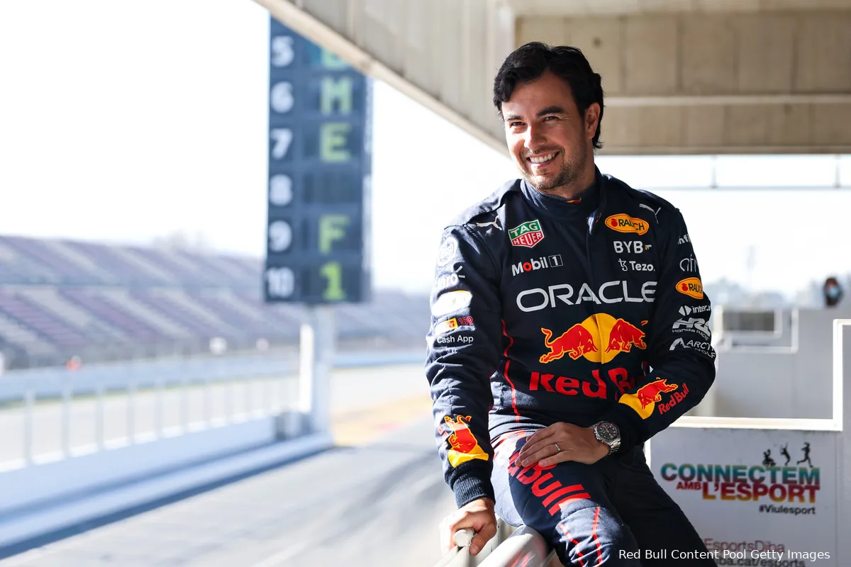 F1 testdagen Barcelona ochtendsessie dag 2: Pérez veroorzaakt rode vlag, Sainz sterk