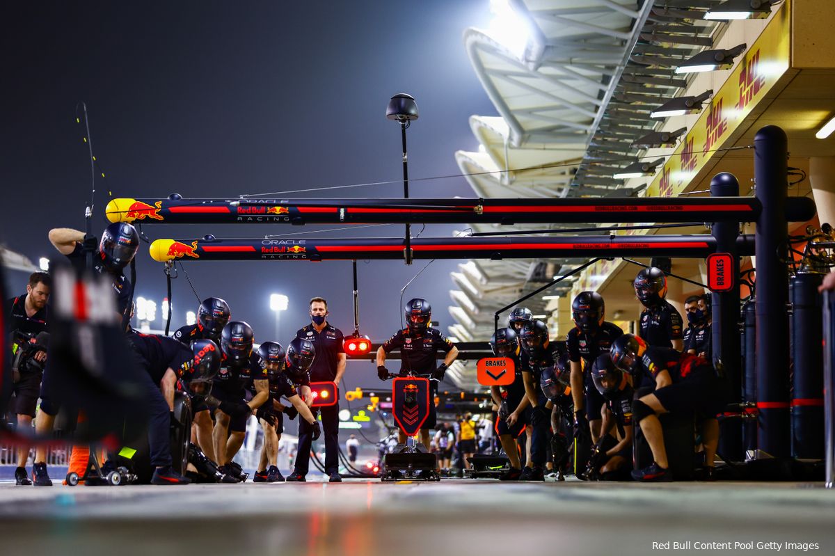 Blog Spanje dag 2: een bizarre en onverwachte tour door de Red Bull-garage