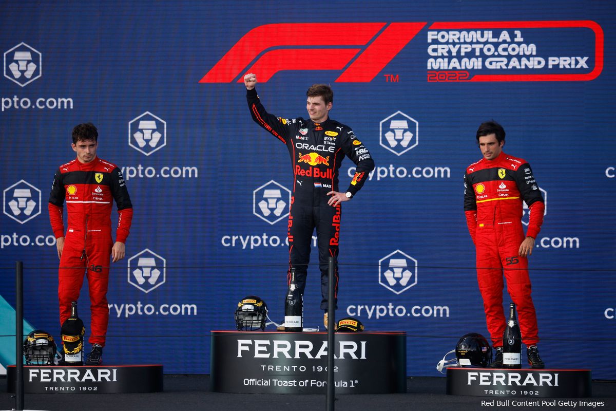 Sainz over verslaan Verstappen en Red Bull: 'Titel is mogelijk met een perfect jaar'