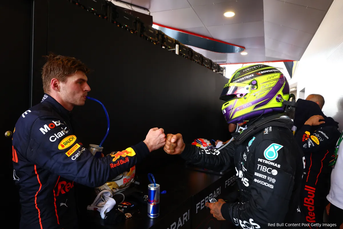 Hamilton met advies aan Verstappen: 'Ziet er goed uit, maar blijven pushen'