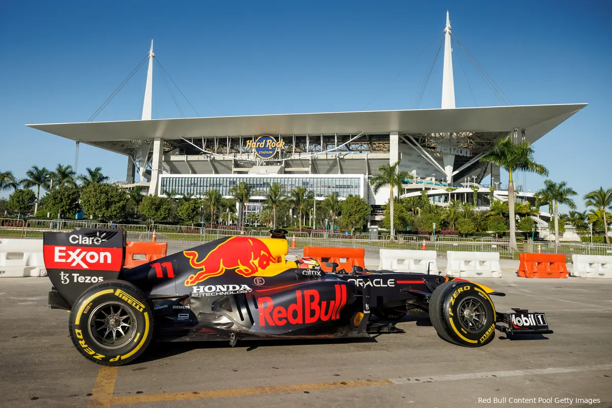 Update | Verstappen botst bijna met Stroll in VT2