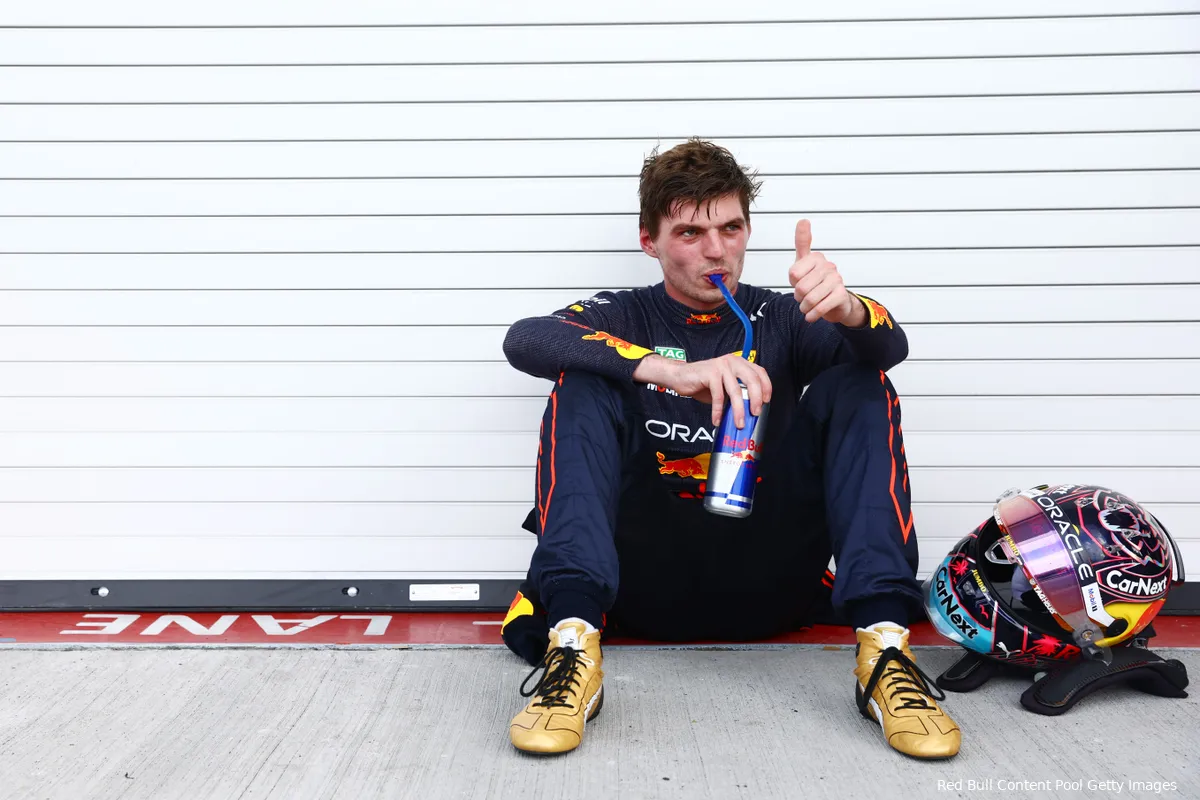 De race van Verstappen in Miami | Red Bull-coureur verdient drankje na zinderende slotfase met Leclerc in het kielzog