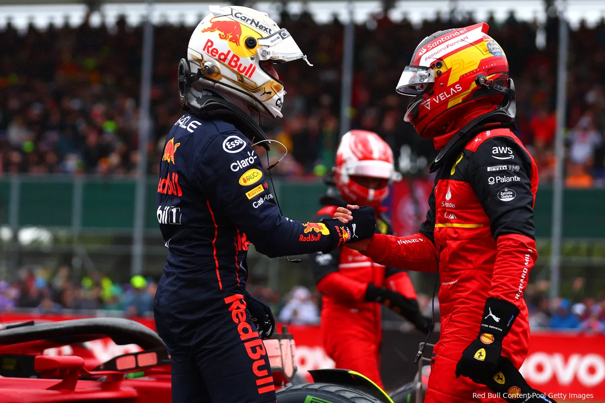 Sainz wil meer: 'Moeten manieren vinden om Verstappen uit comfortzone halen'