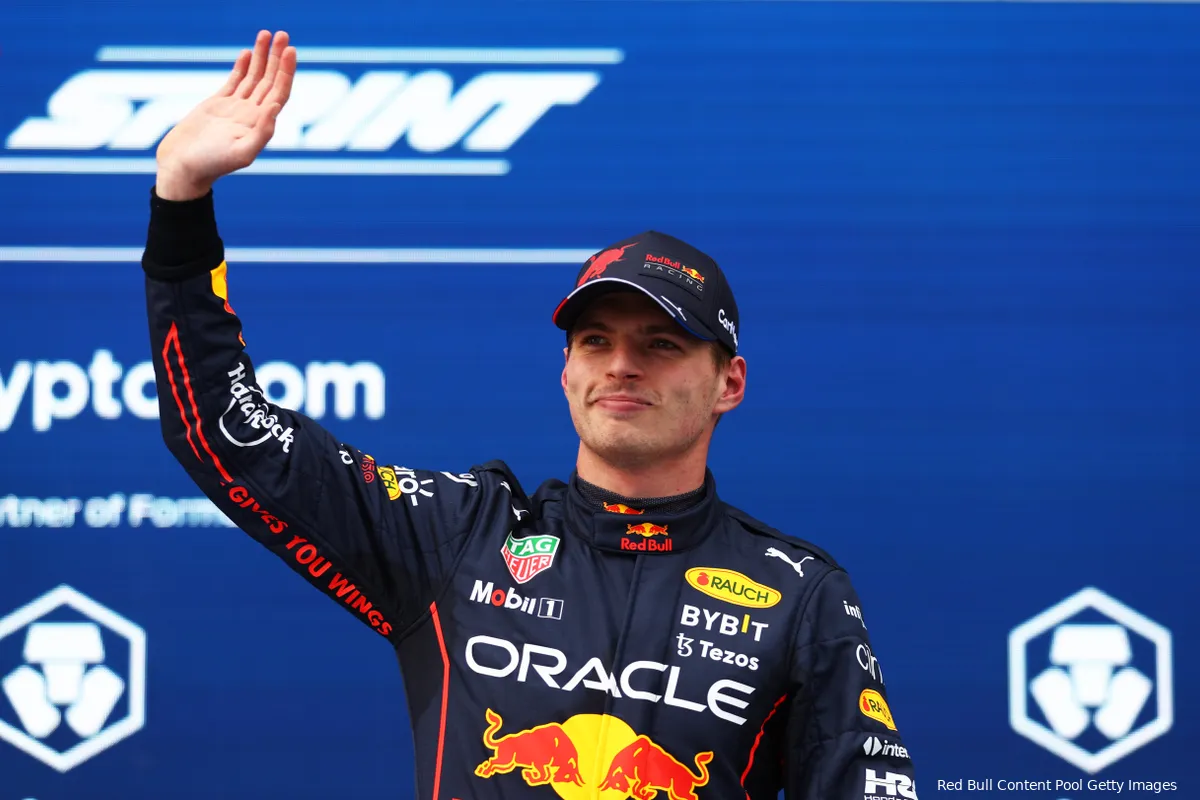 Dominante reeks Verstappen in thuisrace Red Bull loopt door Leclerc schade op
