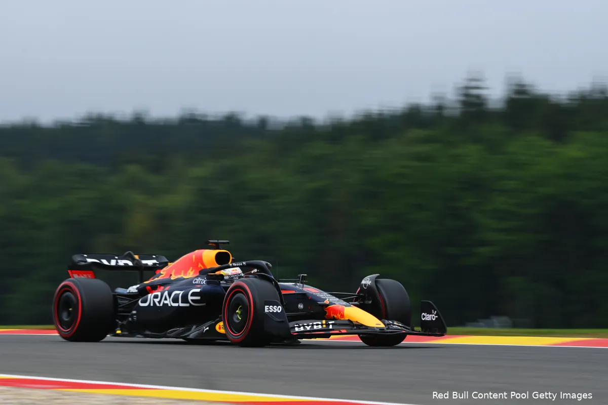 Verslag VT1 | Verstappen moet Ferrari's voor zich dulden, regen spelbreker in laatste fase