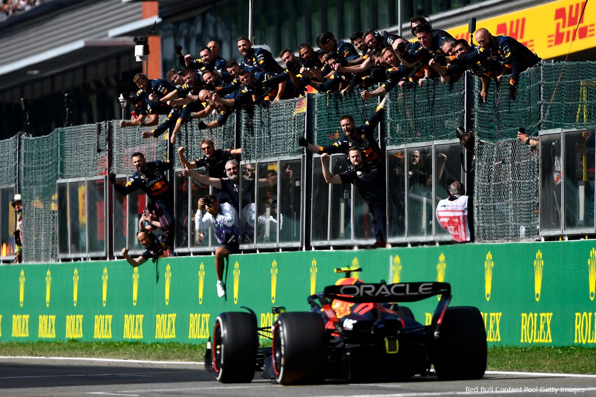 Waarom Verstappen tijdens de GP van België een klasse apart was met zijn RB18