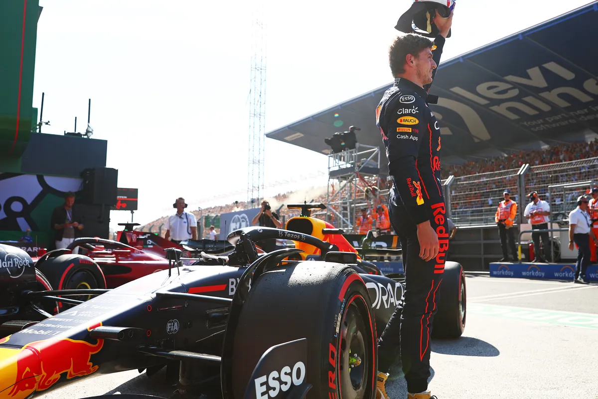 Ondertussen in F1 | Jongste zusje Verstappen viert overwinning met grote broer