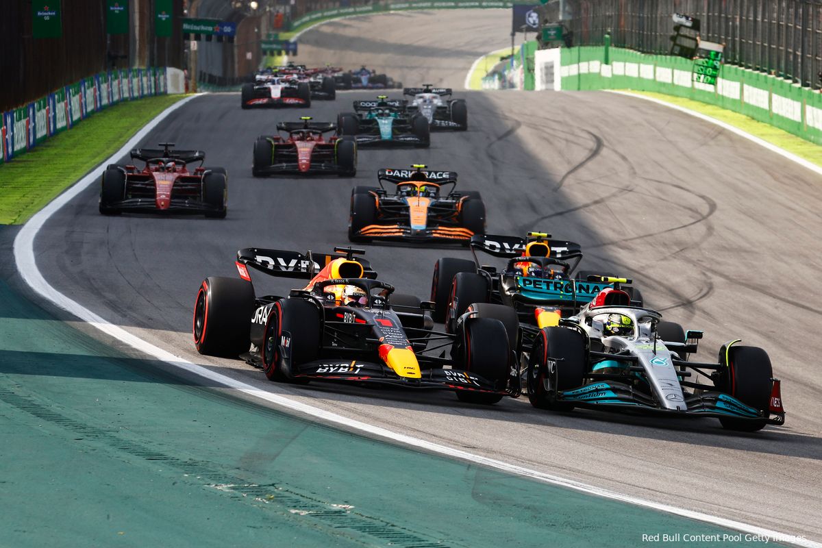Verstappen heerst op Interlagos, maar voelt hete adem Mercedes-coureurs in zijn nek