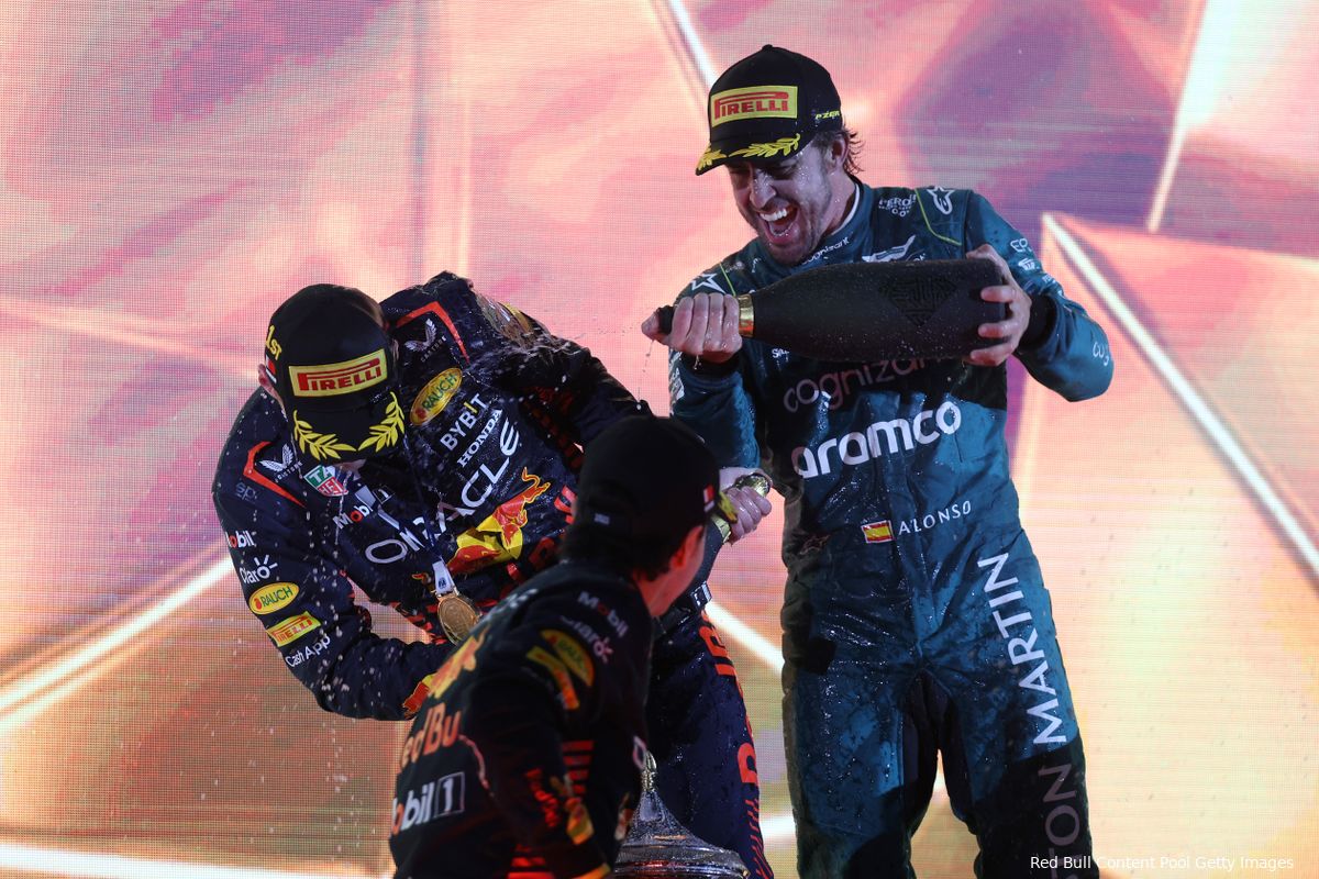 Alonso overtuigd van podium voor Verstappen: 'Minimaal. Geen twijfel over mogelijk'