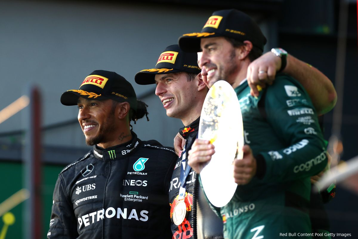 Alonso bewondert Hamilton en Verstappen: 'Hij lijkt wel onverwoestbaar'
