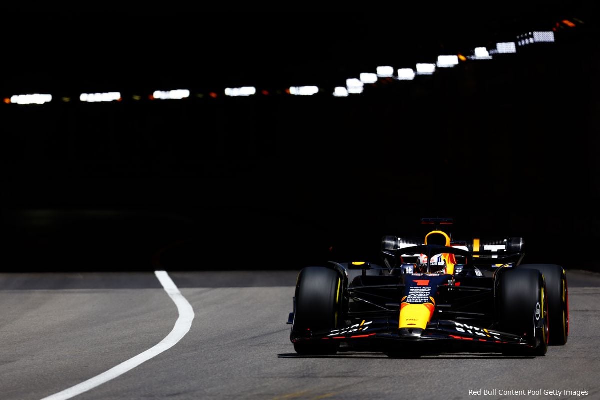 Verslag VT2 | Verstappen zet Red Bull weer bovenaan, imponerende Sainz zorgt voor rode vlag
