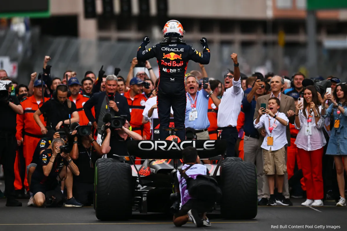 Verstappen passeert Vettel en nadert zegerecord van F1-legende Senna