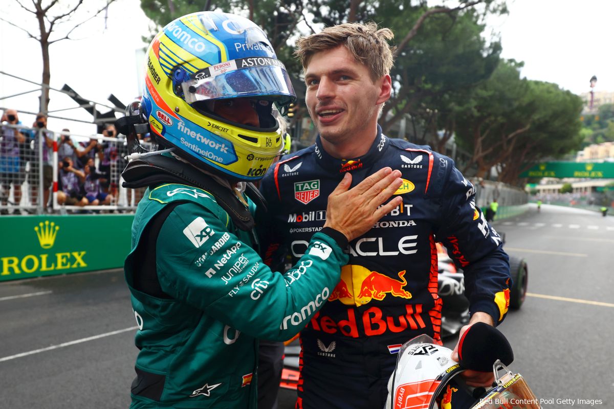 Ondertussen in F1 | Verstappen neemt journalistenrol over in gesprek met Alonso: 'Dus, hoe was jouw race?'