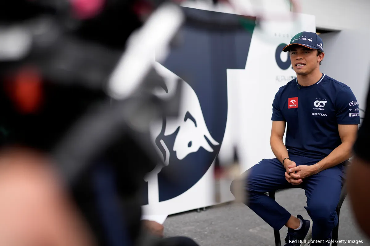 De Vries kan niks met 'oneerlijke discussies' over Red Bull: 'Moeten ons petje afnemen'