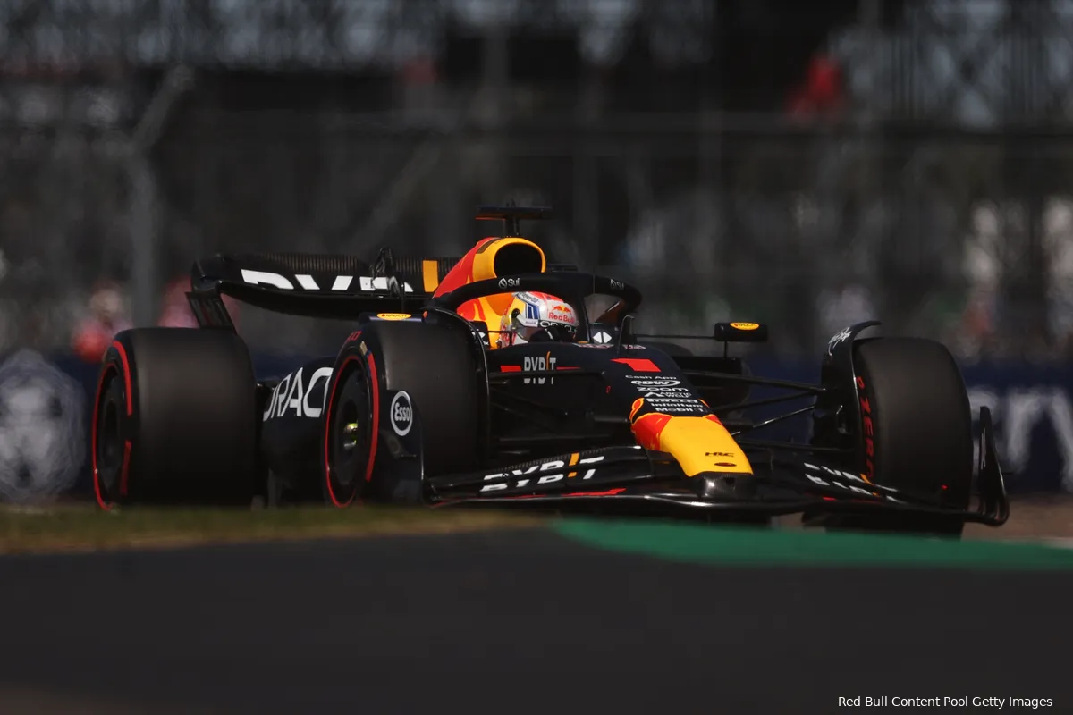 Verslag kwalificatie | Verstappen deelt mokerslag uit op Mercedes-circuit, Piastri en Norris verrichten heldendaad