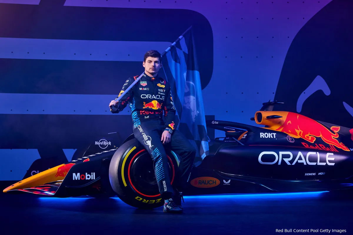 Max Verstappen bij de RB20, zijn auto voor 2024. Genoeg voor de huidig wereldkampioen om zijn wereldtitel te prolongeren?