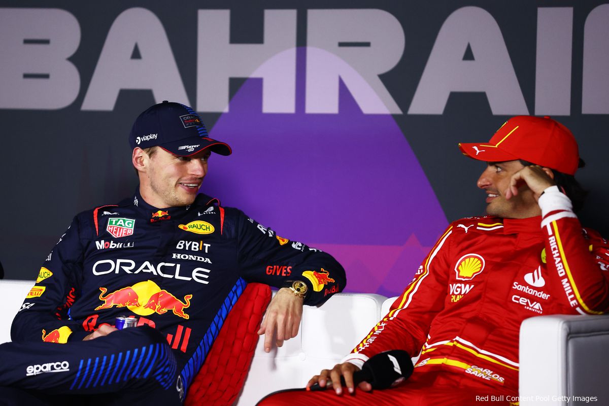 Sainz wacht af wat Verstappen doet: 'Als hij Red Bull echt wil verlaten, doet hij dat in 2025'