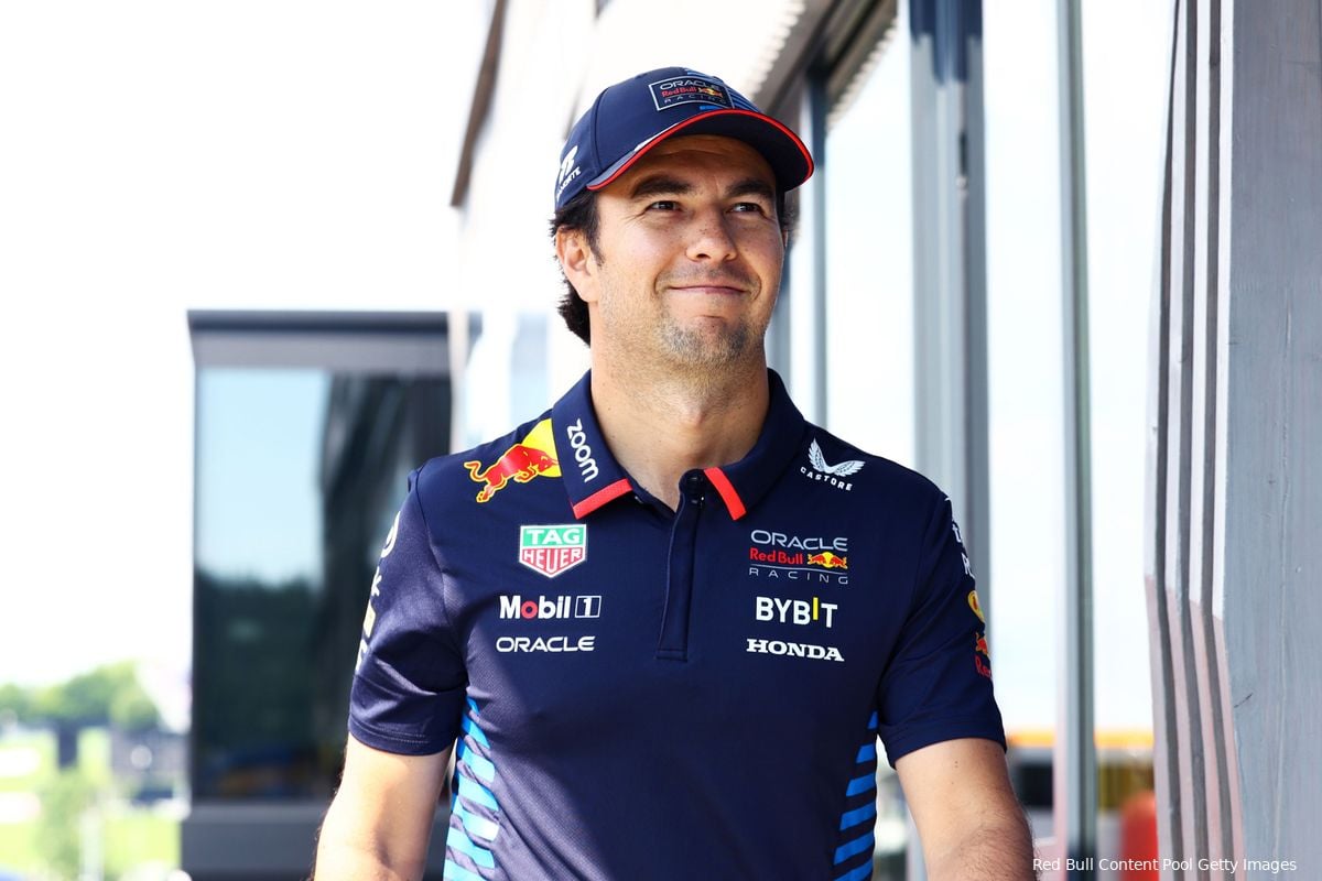 Ondertussen in F1 | Pérez komt trouwe viervoeter tegen op Silverstone: 'Hij ziet er verdwaald uit'