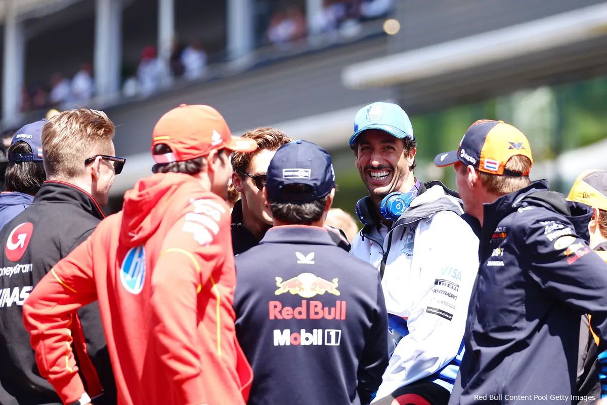 max verstappen charles leclerc nico hulkenberg danielricciardo praten gezellig paddock
