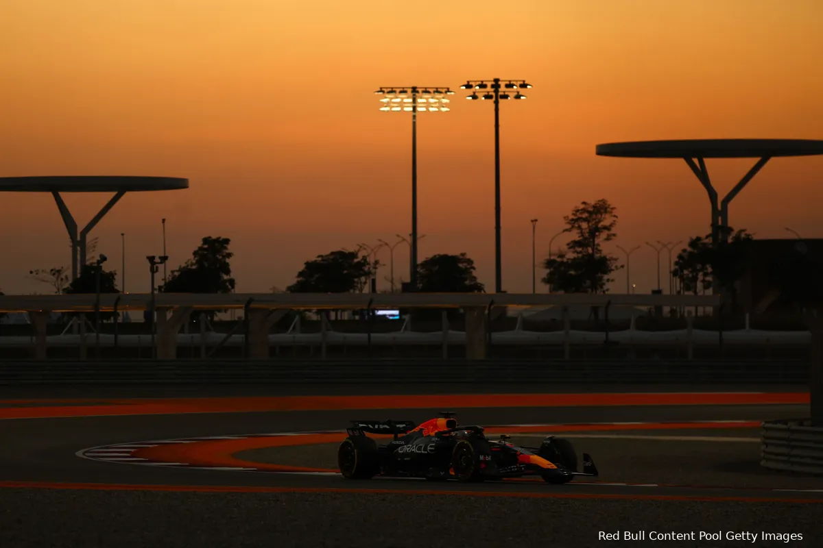 De avond valt voor Verstappen op het Lusail International Circuit, Doha, Qatar 2024.