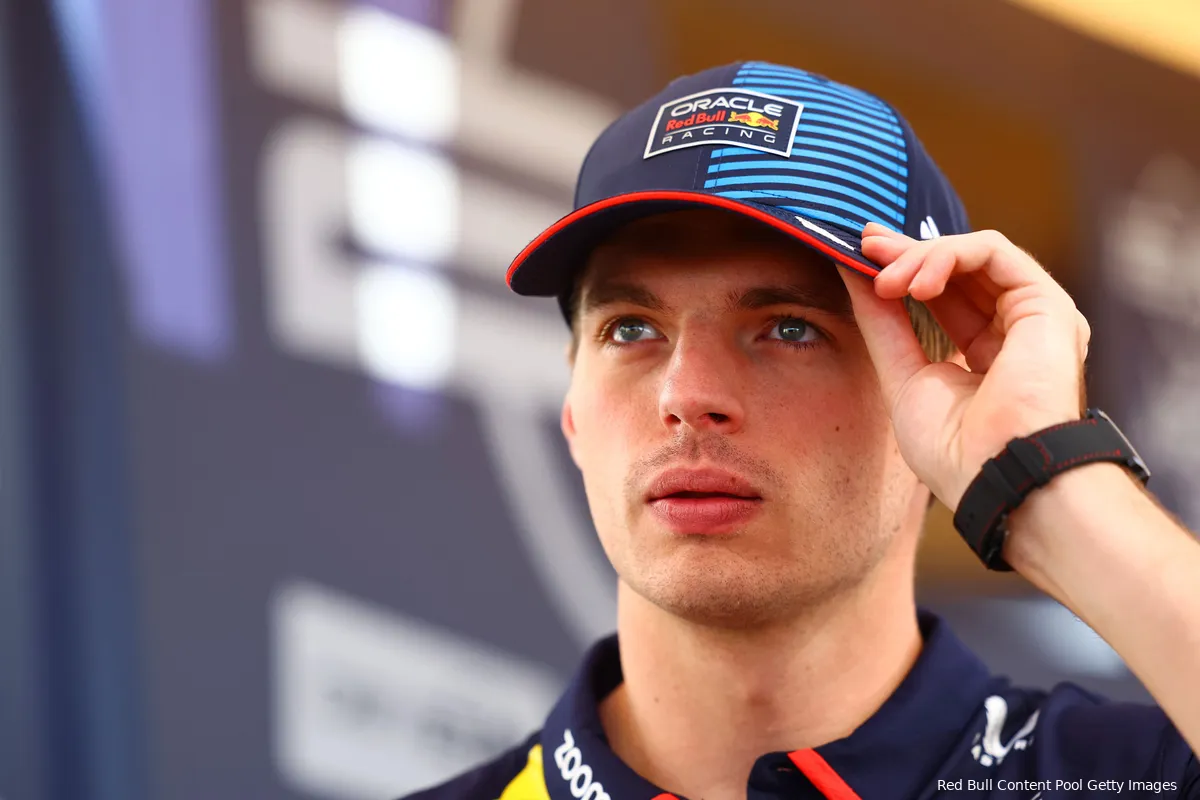 max verstappen helm red bull racing abu dhabi zaterdag pet 12