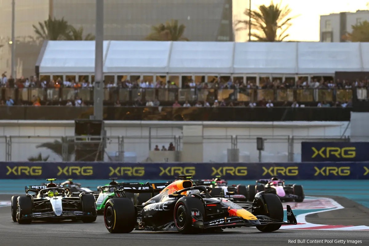 max verstappen rb20 red bull racing donker abu dhabi 2024 1 lewis hamilton 9124