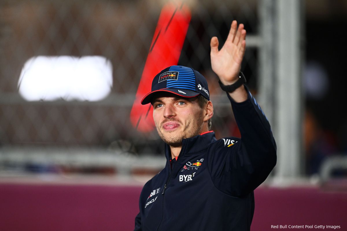 max verstappen red bull racing qatar 1211 1 pet zwaai