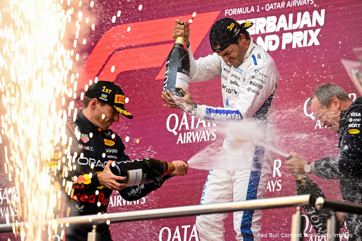 max-verstappen-red-bull-racing-gp-azerbeidzjan-2025-zondag-carlos-sainz-podium-williams-champagne