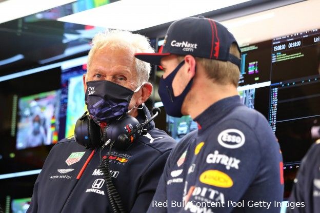 Helmut Marko in gesprek met Max Verstappen. (Foto: Red Bull Content Pool/Getty Images)