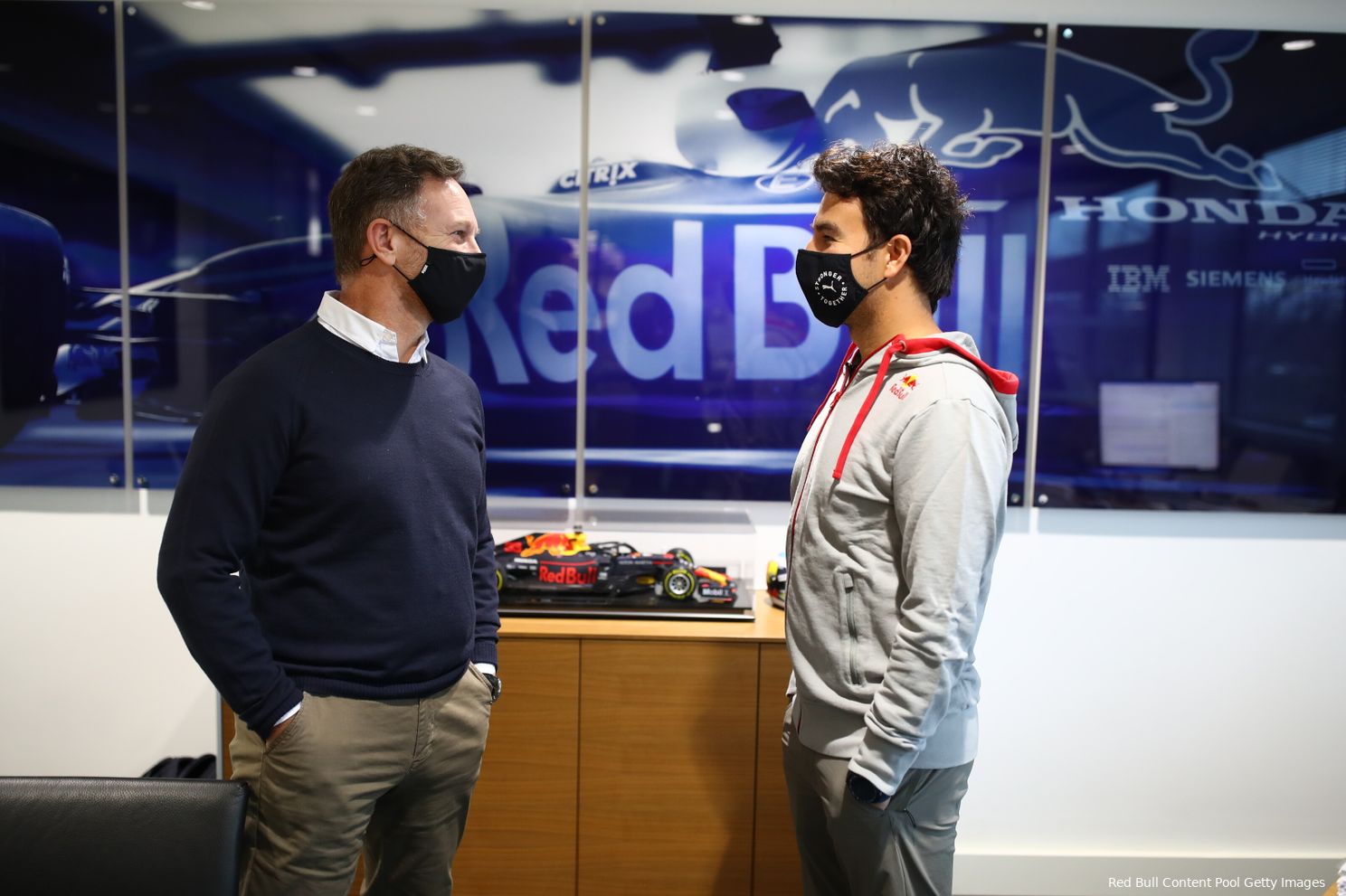 Eerste dag van Pérez in foto's: direct aan de slag met Horner en Newey