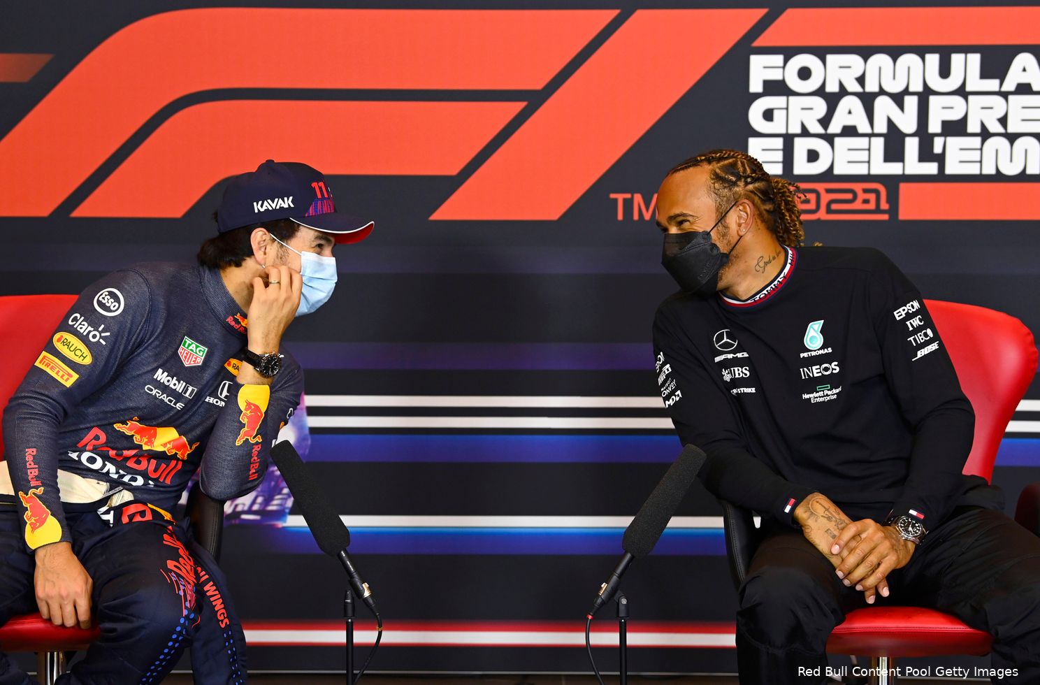 Sergio Perez en Lewis Hamilton tijdens de persconferentie na de kwalificatie in Emilia Romagna. Perez begon de wedstrijd als tweede. (Foto: Red Bull Content Pool/Getty Images)