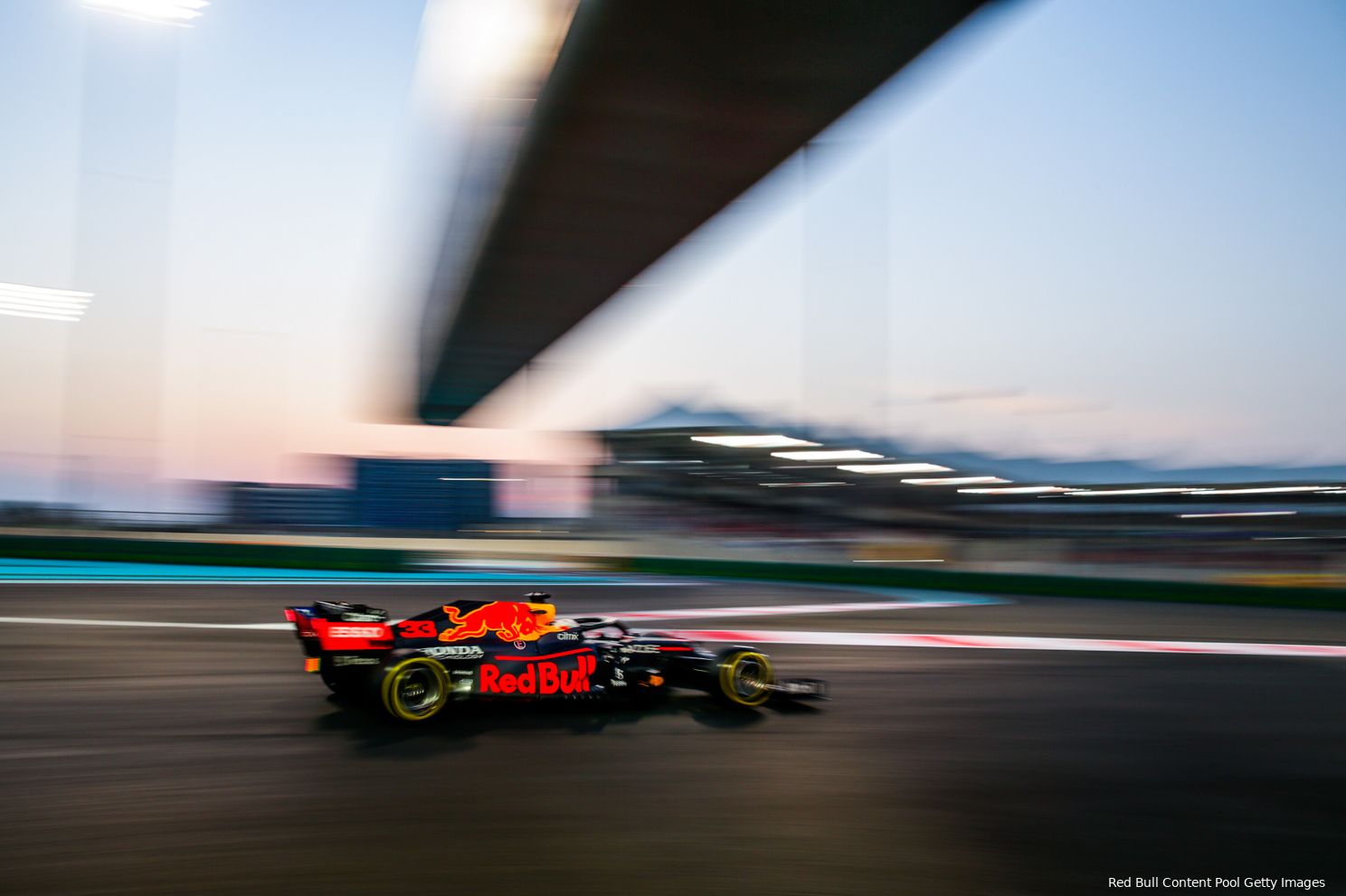 Verstappen bezig aan een snelle ronde op het Yas Marina-circuit, Abu Dhabi (Foto: Red Bull Content Pool / Getty Images)