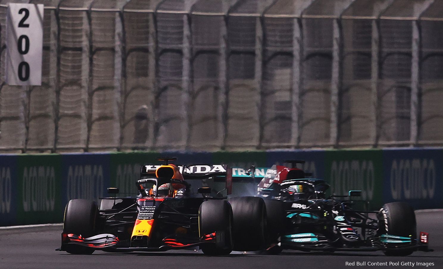 Het moment waarop Hamilton de achterkant van Verstappens auto raakt