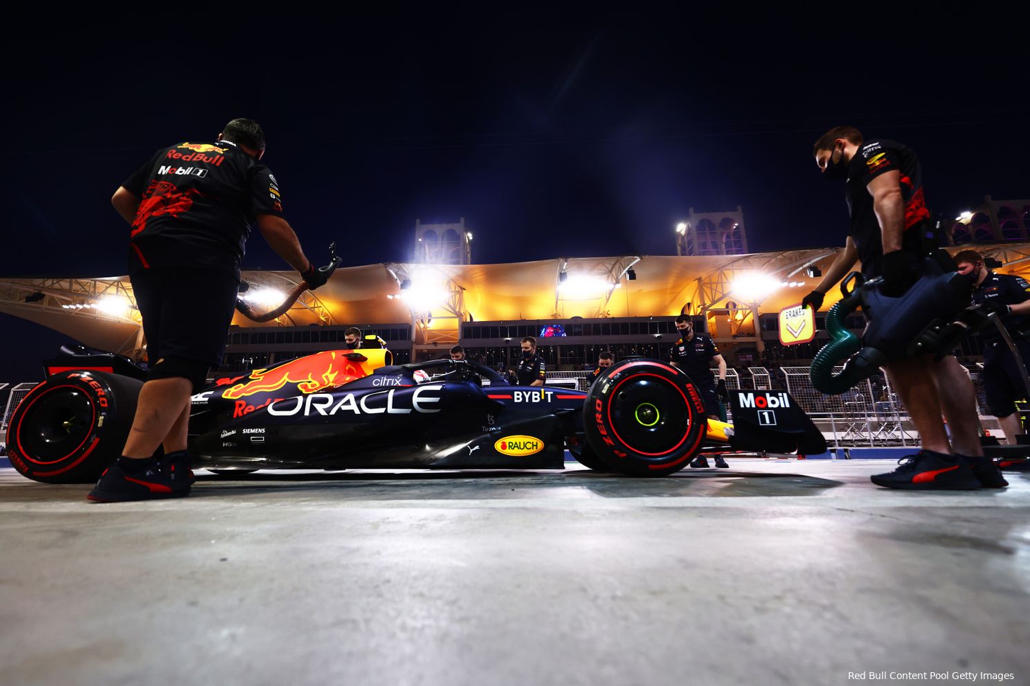 Max Verstappen in pits tijdens kwalificatie GP Bahrein 2022 (Red Bull Content Pool / Getty Images)