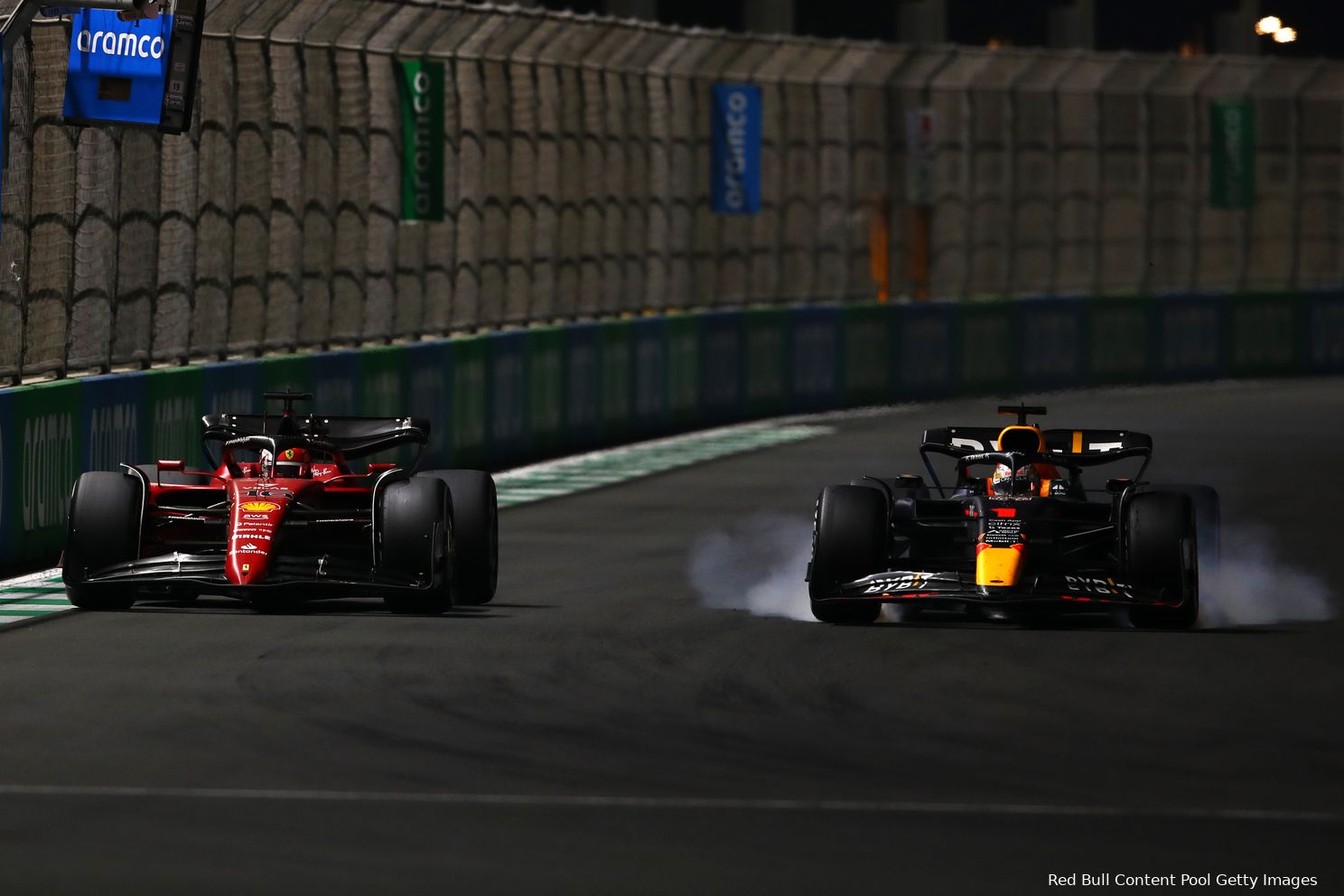 Charles Leclerc en Max Verstappen trappen op de rem vóór het DRS-detectiepunt op Jeddah Corniche Circuit. Ze wilden allebei de witte streep (te zien aan de onderkant van de foto) niet als eerste passeren. (Foto: Red Bull Content Pool/Getty Images)