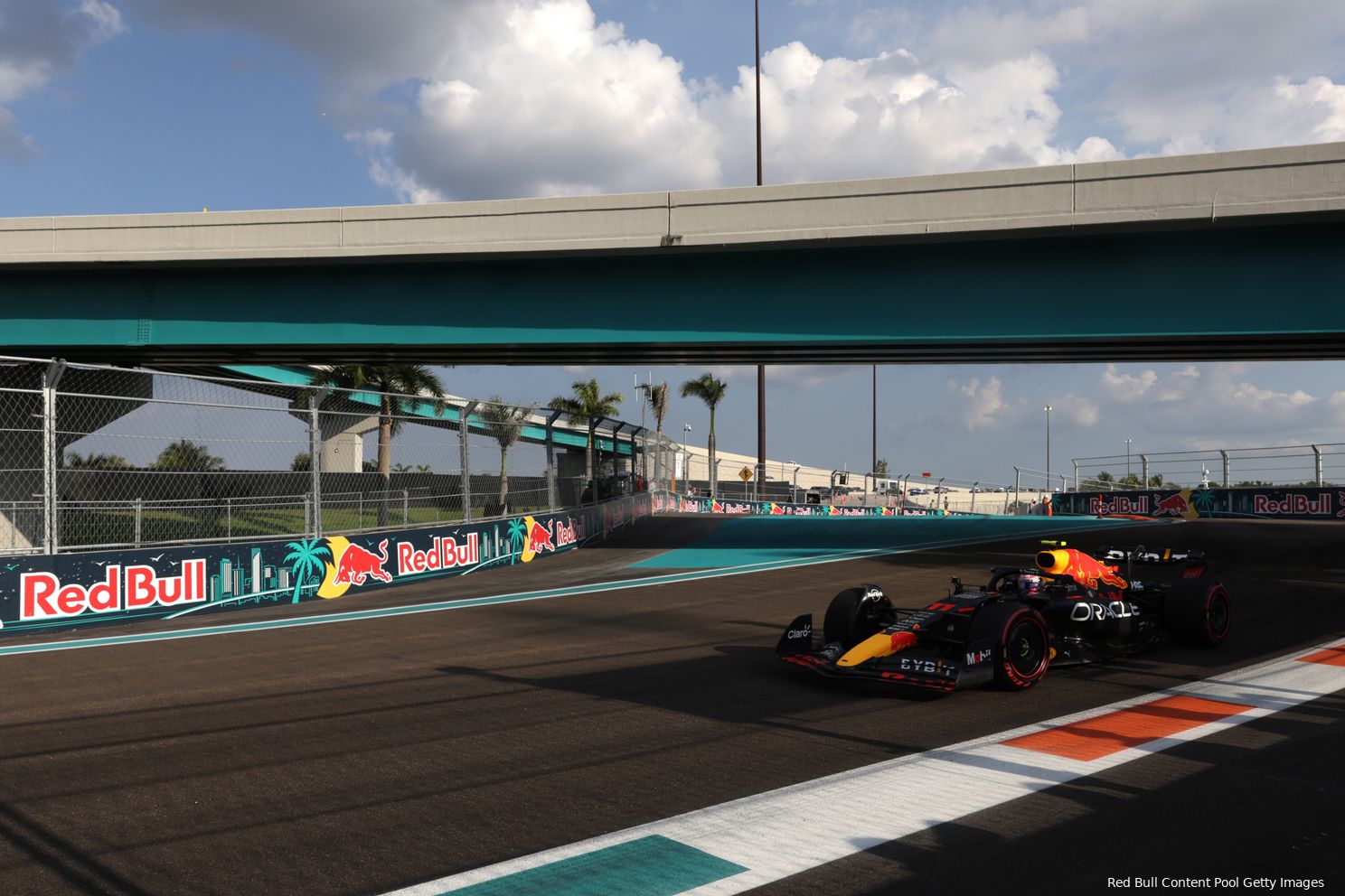 Sergio Pérez in de RB18 op het F1-circuit in Miami, waar zaterdag de kwalificatie voor de Grand Prix van Miami verreden zal worden.
