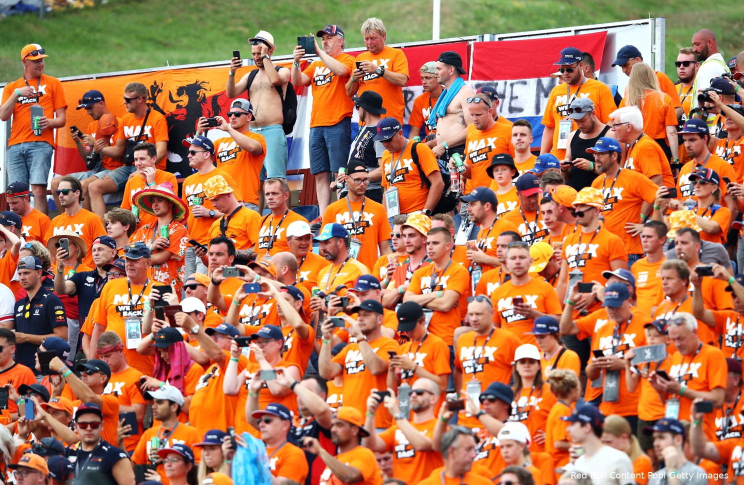 Oranjefans in Hongarije. Tip van de expert: dit is een Grand Prix om te bezoeken, temeer omdat de catering daar de Nederlandse fan aanspreekt.