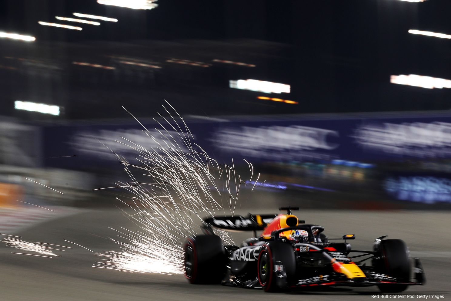 Foto 1. Spectaculair gezicht van de RB19 met Max Verstappen, eerste race van het seizoen 2023, GP van Bahrein