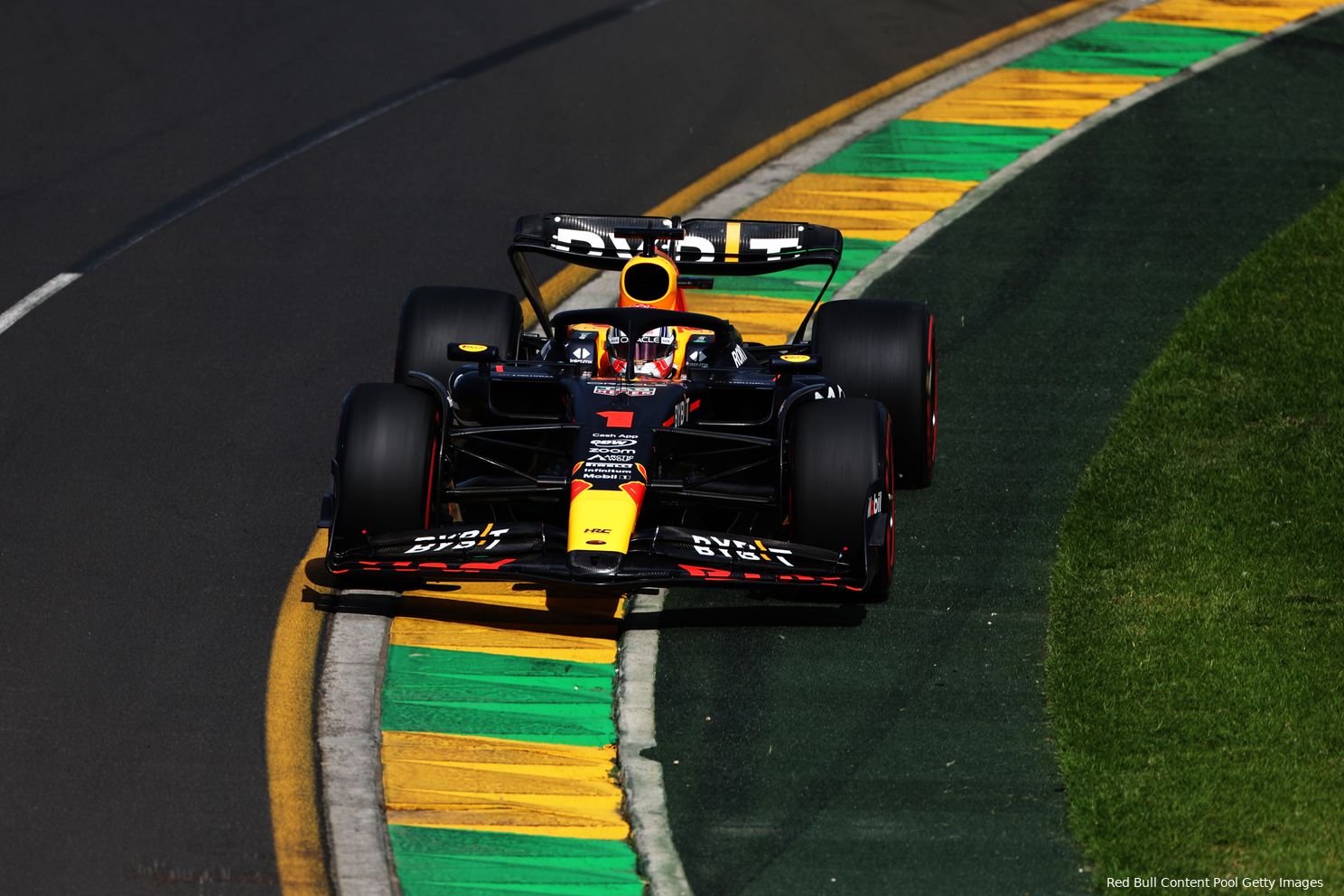 Ondanks wat moeilijkheden reed Verstappen wel naar de snelste tijd in VT1.