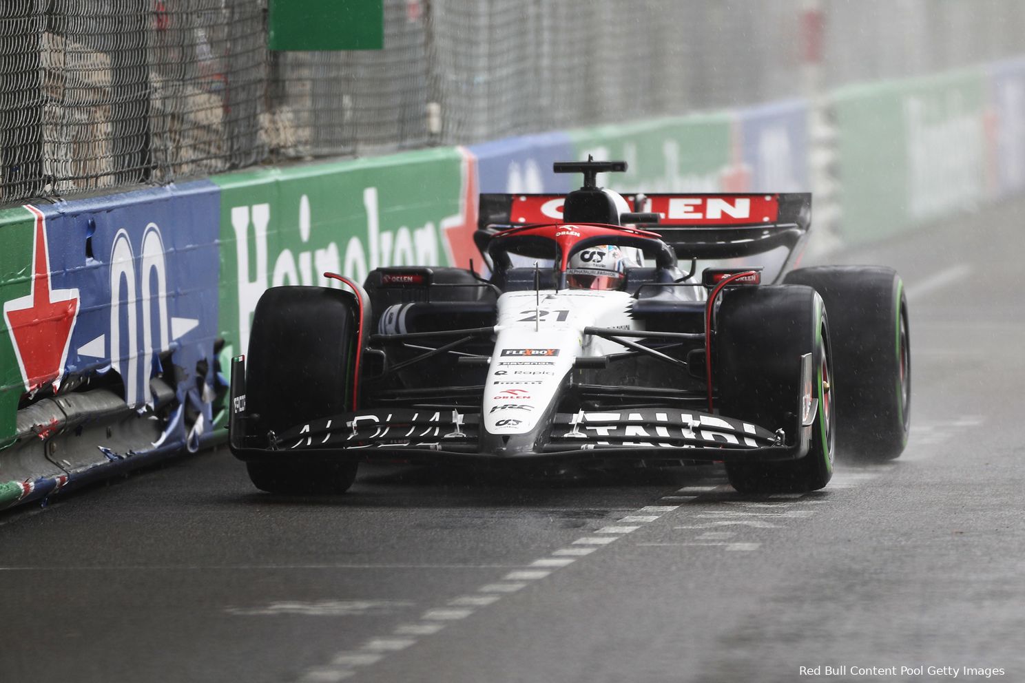 De Vries trotseerde de natte straten van Monaco (Foto: Red Bull Content Pool/Getty Images)
