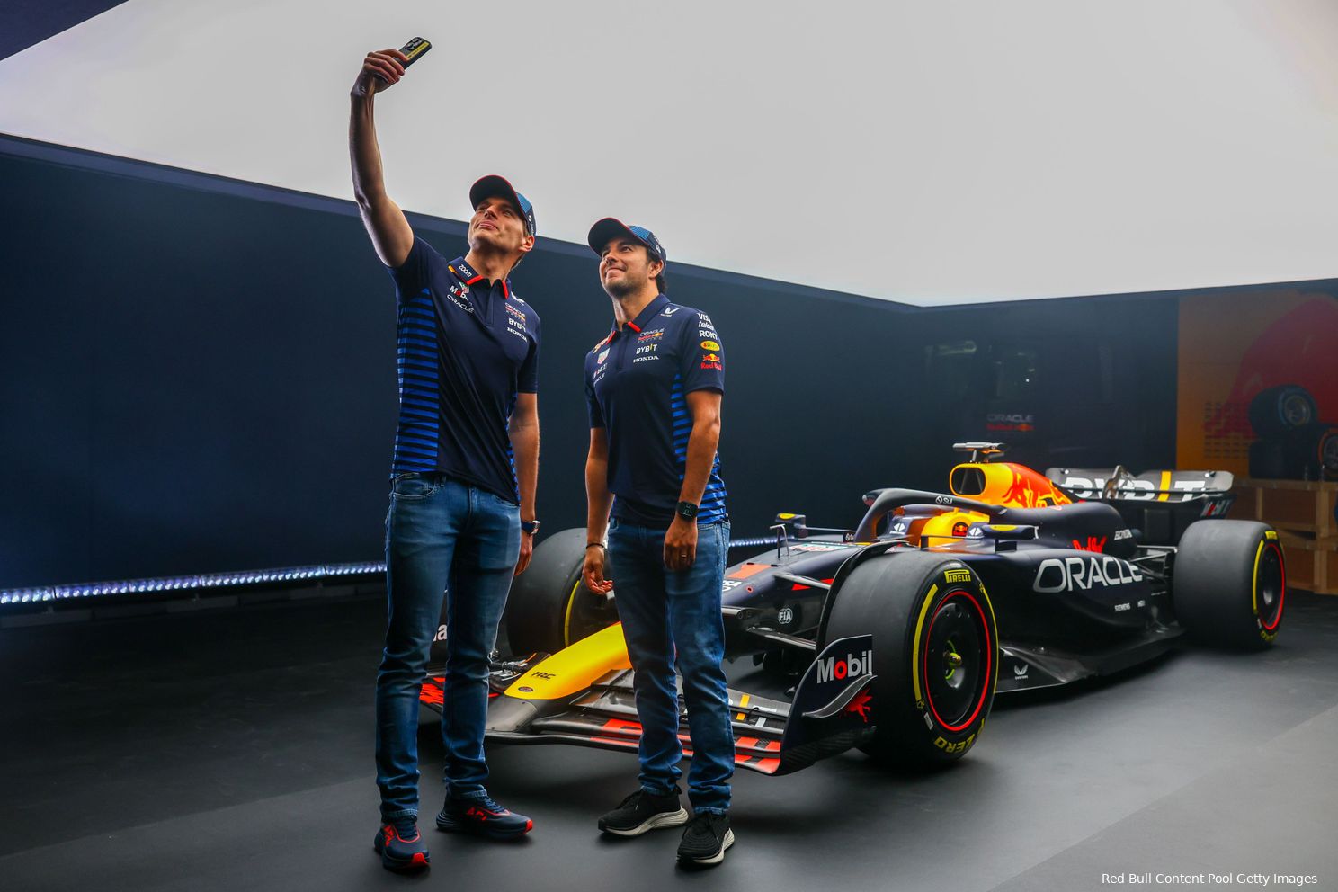 Selfie van Max Verstappen en Sergio Pérez met de RB20, opvolger van de befaamde, veel nagebootste, RB19.