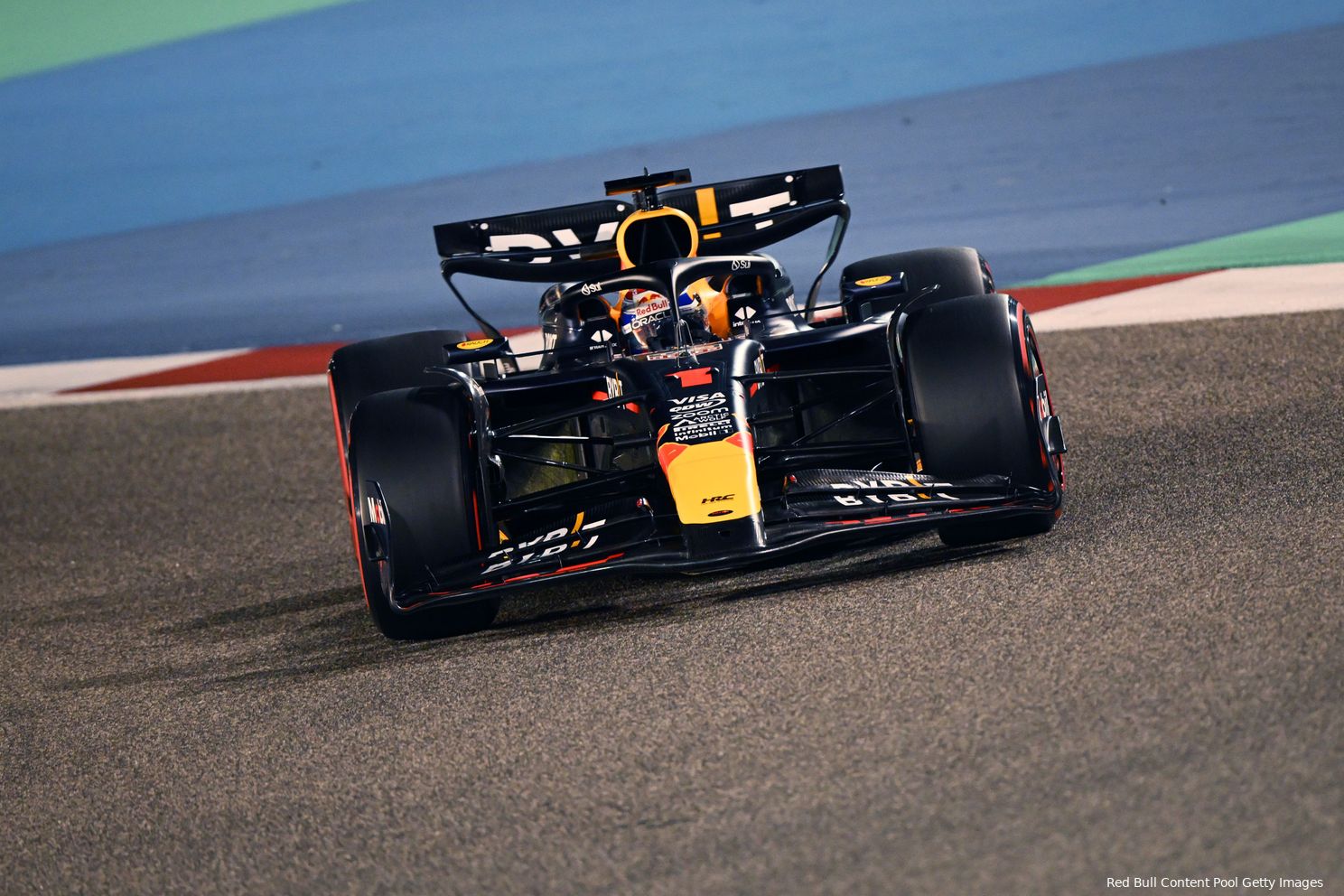 Max Verstappen schittert in de RB20 tijdens de kwalificatie voor de Grand Prix van Bahrein, 2024.