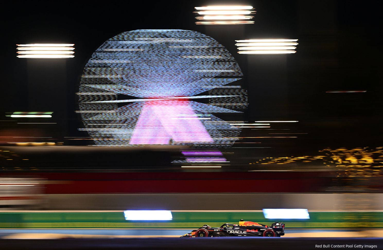 Max Verstappen in een feest van licht op het Bahrein International Circuit tijdens de kwalificatie voor de Grand Prix van 2024.