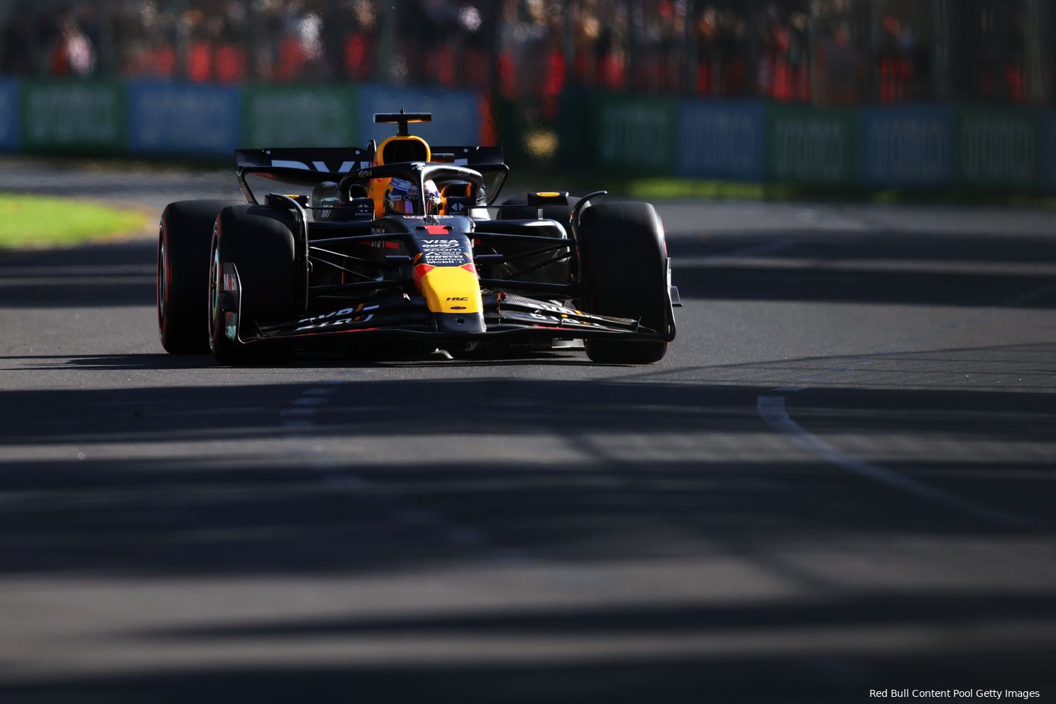 Max Verstappen op weg naar poleposition tijdens de kalificatie voor de Grand Prix van Australië, 2024.