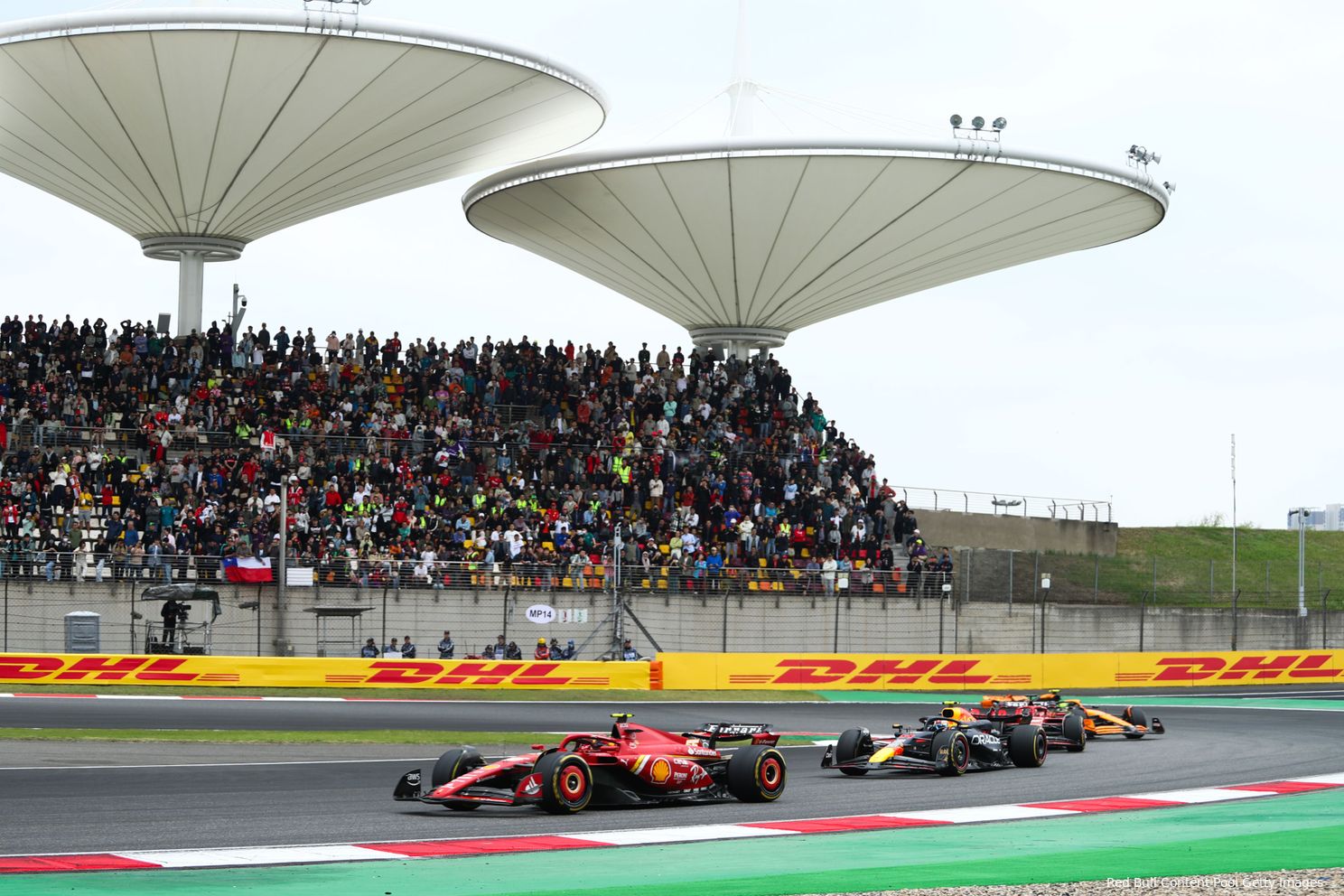 Fraai moment tijdens de Sprint, gevecht tussen Carlos Sainz en Sergio Pérez, met een deel van de tribune op de achtergrond tijdens het raceweekend in China, 2024.