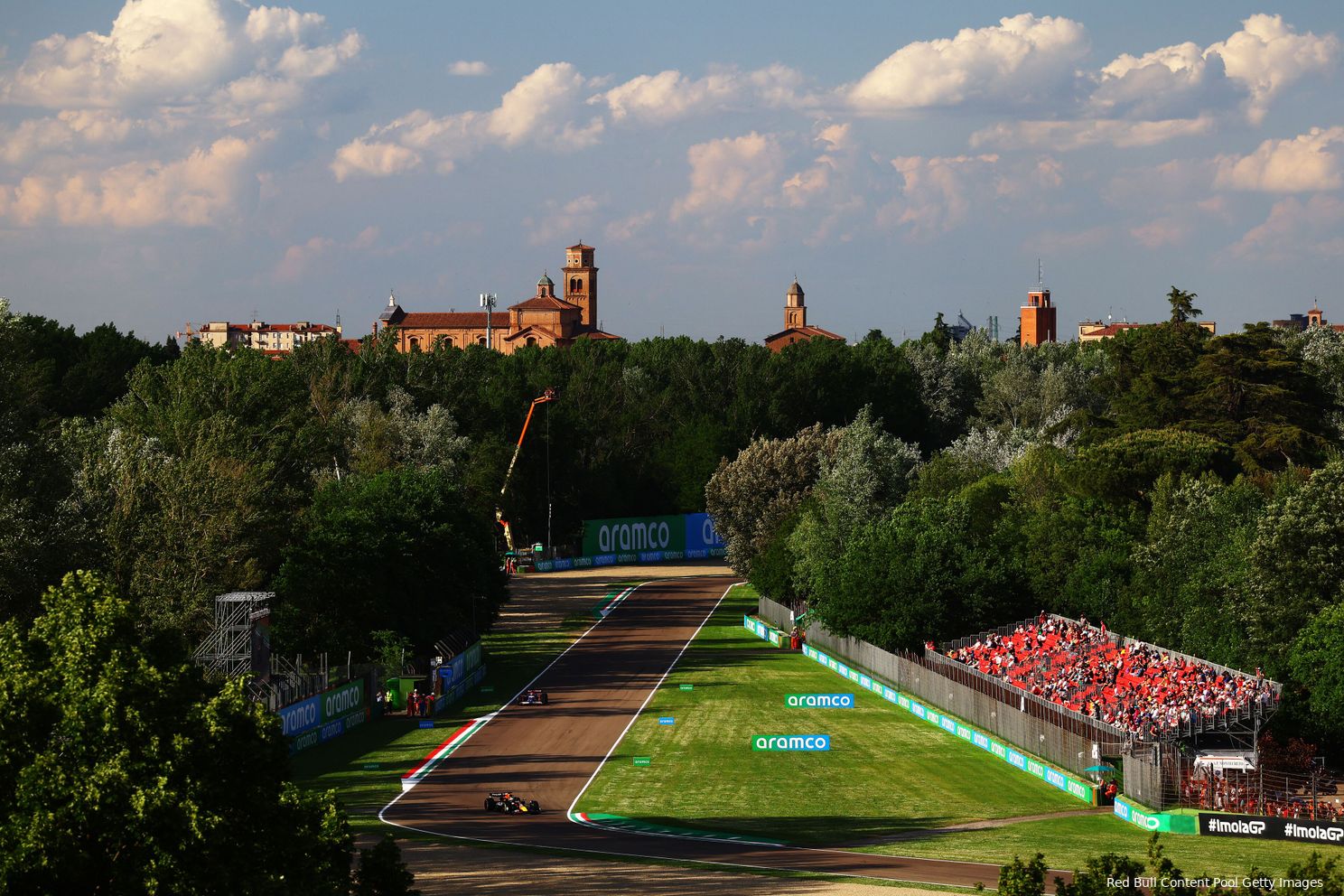 Het Autodromo Enzo e Dino Ferrari met Imola op de achtergrond, en beide Red Bull-coureurs, GP van Emila-Romagna 2024.