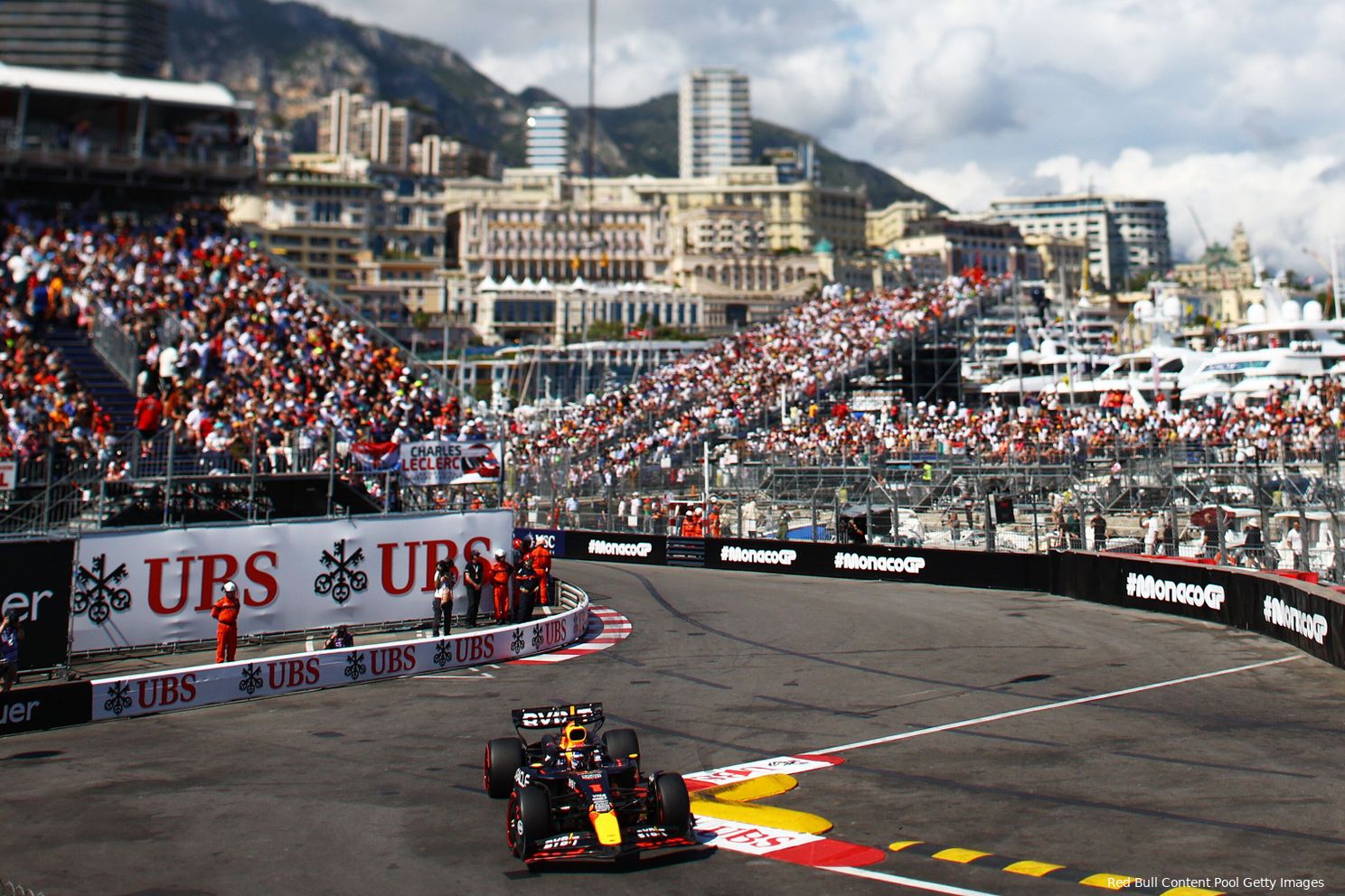 Max Verstappen op het Circuit de Monaco met de stad op de achtergrond.