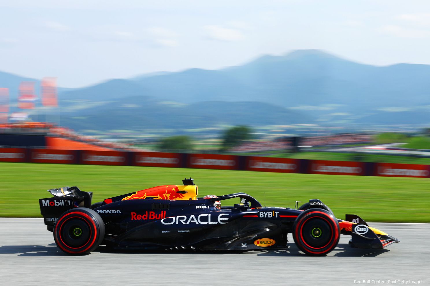 Max Verstappen op weg naar een verpletterende poleposition, Red Bull Ring, Kwalificatie, Grand Prix van Oostenrijk 2024.